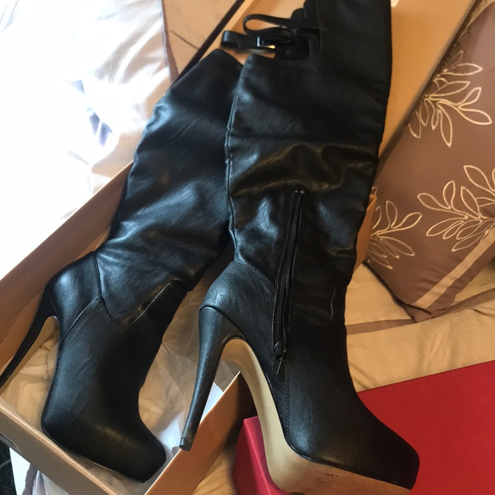 Black over the knee high boots💃🏻